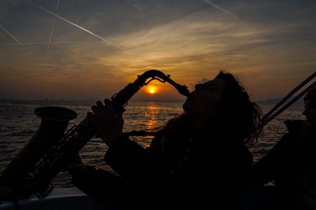 Саксофон и море. Девушка с саксофоном на берегу моря. Саксофон на закате. Саксофонист на побережье моря.