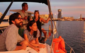 Paseo en barco en Barcelona al Atardecer